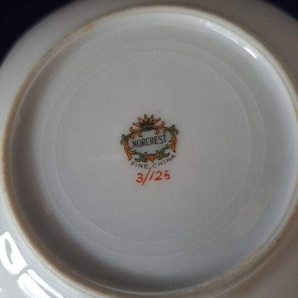 Vintage Norcrest Fine China Leaf Shaped Dish With Sweet Violets Design Gold Trim - Picture 8 of 8